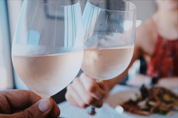 "Verres de vin rosé servis en terrasse l'été, illustration des styles de rosés français"